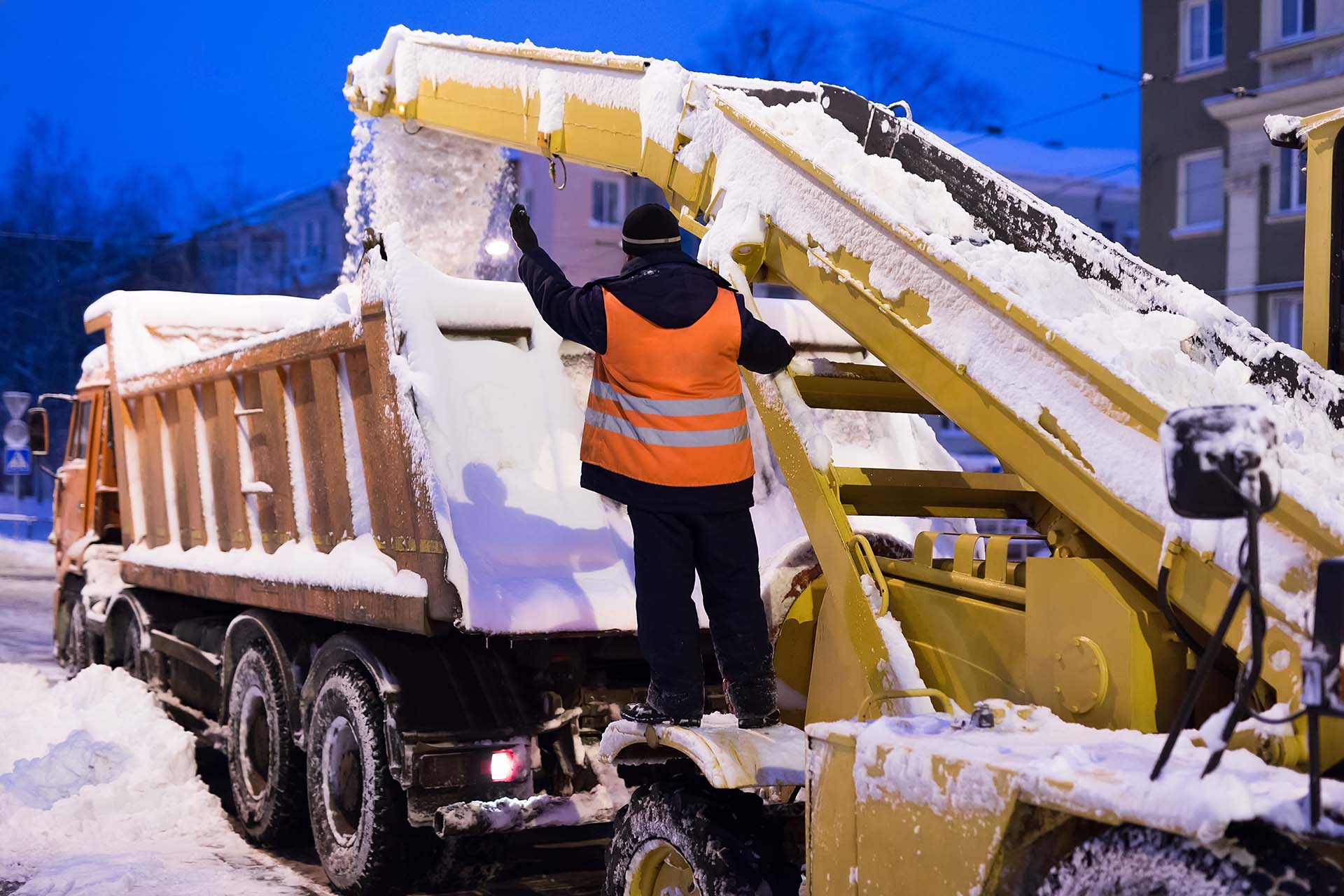 claw-loader-vehicle-removes-snow-from-the-road-sn-2025-01-10-20-33-44-utc